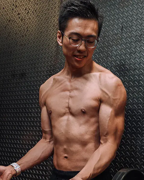 ATP client Byron doing a biceps curl